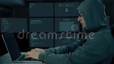 黑客在笔记本电脑上打字。 在黑暗的夜晚电脑上编码。 戴着墨镜的人在键盘上打字。 侧视剖面图