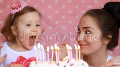 快乐的妈妈和<strong>孩子</strong>许愿，在聚会上吹灭生日蛋糕上的蜡烛。 <strong>母亲</strong>祝贺、拥<strong>抱</strong>和