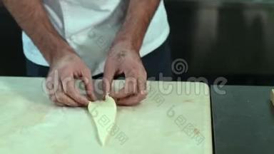 男面包师在厨房准备牛角面包