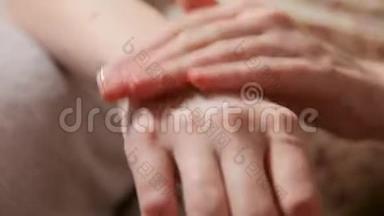 女人把保湿霜涂在她的手上。 美甲和水疗美甲的概念。 美容指甲。 柔软的皮肤，护肤品