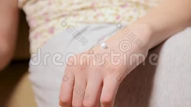 女人把保湿霜涂在她的手上。 美甲和水疗美甲的概念。 美容指甲。 柔软的皮肤，护肤品