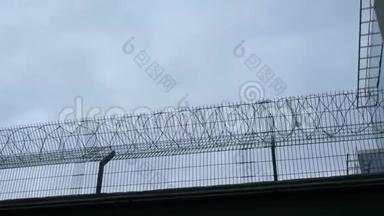 混凝土墙，在铁丝网的背景下，监狱、拯救、难民、孤独、文本空间的概念