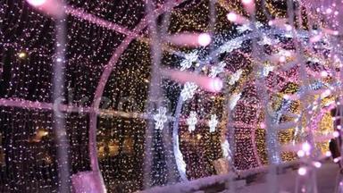关闭彩色<strong>LED灯泡</strong>的花环在光隧道。 圣诞街道装饰，城市新年准备