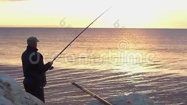 人在<strong>海边钓鱼</strong>，享受宁静的度假爱好，美丽的日出