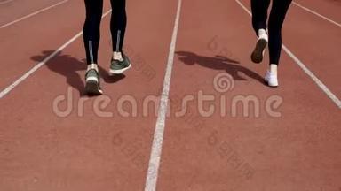 女人们一起在体育场跑道上慢跑