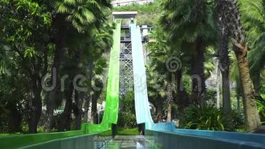 人们在暑假在<strong>水上</strong>乐园玩<strong>水上</strong>滑梯。 室外<strong>水上</strong>公园，带管和滑梯，绿色