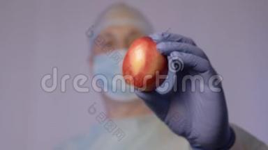医生给病人看油桃。 呼吁健康饮食。 吃天然维生素。