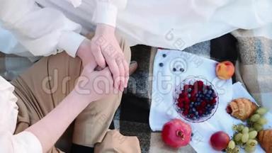 新婚夫妇的双手用戒指轻轻地抚摸着对方。
