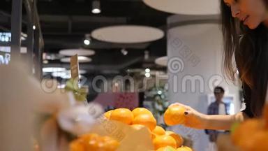 年轻的混合种族妇女采摘和选择橘子水果在<strong>杂货</strong>店<strong>超市</strong>商店。 4K.