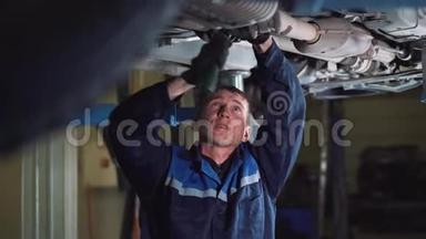 汽车服务，维修，<strong>保养</strong>和人员概念-机械师，扳手和灯在车间工作。