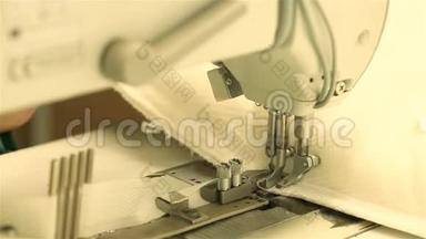 缝纫机关闭，<strong>女工</strong>在缝纫机前工作，<strong>女工</strong>在缝纫机后工作，针线活
