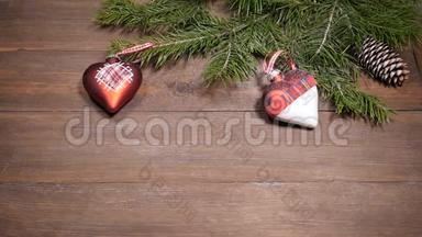 新年和圣诞明信片。落在圣诞<strong>树上</strong>的雪<strong>装饰</strong>在木制背景上。俯视图