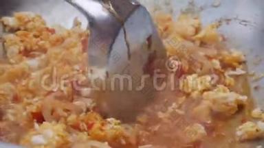 面条和鸡蛋在炒锅里。 一步一步的烹饪垫泰国菜。 泰国菜。 特写镜头。 4k
