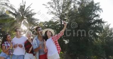 人组拍摄手机智能手机图片热带棕榈树上的快乐男女