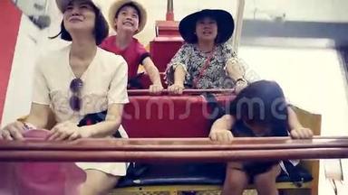 <strong>快乐</strong>的亚洲孩子和妈妈在<strong>游乐园</strong>玩快艇