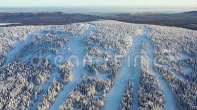 看到冰冻的森林和蓝天上的滑雪道。 录像。 美丽的冬季景观
