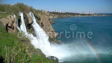 瀑布Duden落入地中海与彩虹景象，安塔利亚，土耳其