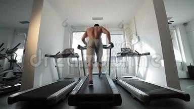 健身房里跑步机上的运动员。