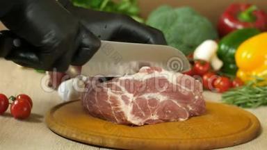 黑手套厨师拿着一把刀，把一块生的多汁的肉<strong>放在</strong>一个圆形的<strong>木板上</strong>，旁边是