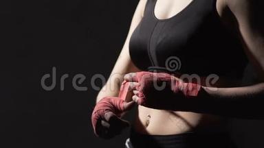 泰女拳击手在打斗前用手包扎绷带，动作缓慢