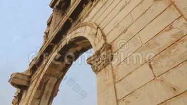 古色古香的雅典哈德良门高大理石墙，古老的历史纪念碑