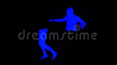 紫外线下半身和上半身-腿和躯干哑剧相互作用。 腿正从身体上跑掉。 单色-