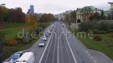 从桥上看到高速公路上繁忙的交通，通往市中心，时间流逝
