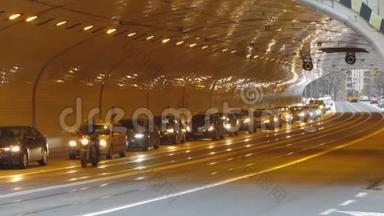 汽车小心驶进装有新灯的隧道，交通