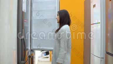 一个家电店的年轻女子选择冰箱