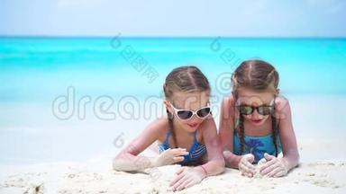 可爱的<strong>孩子</strong>们在白色的海滩上玩沙子。 两个女孩在<strong>暑假</strong>玩得开心