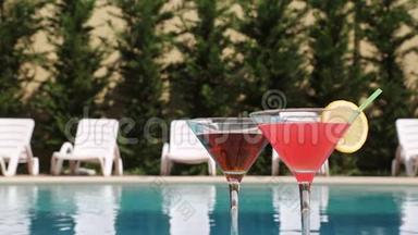在游泳池附近的夏季炎热中，两杯盛满了夏季饮品