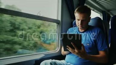 <strong>一个人在</strong>火车上旅行。 靠窗的位置，使用数字平板电脑。 道<strong>路上</strong>的装置