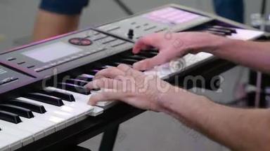 用钢琴键关闭钢琴家的手指。