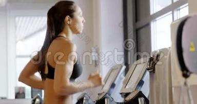 健身运动中穿着运动服的女人在跑步机上跑步