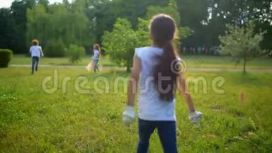 精力充沛的青年志愿者在公园里跑，一边清理垃圾