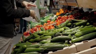 各种新鲜水果和蔬菜的杂货店摊位图片和购买的人。 超市