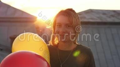 年轻女孩手持气球在镜头<strong>前行</strong>走的肖像