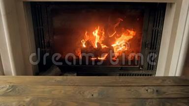 客厅带木桌子的壁炉中缓慢燃烧的火焰画面