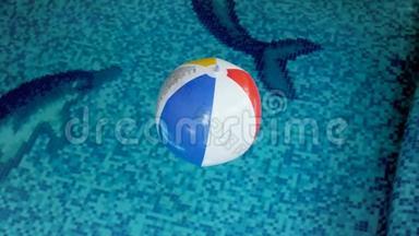 4k条纹彩色沙滩球在游泳池漂浮视频