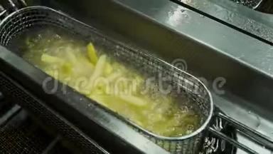新鲜的麦秸土豆片浸在滚油里，等着炸土豆