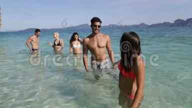 快乐微笑的女人牵着男人的手牵着他从海边的人们，海上度假的旅游团