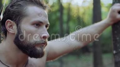 森林里长着长胡子、拿着斧头的英<strong>俊男</strong>子的肖像。 4K