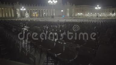 圣彼得广场的许多空椅子，为教皇听众做准备