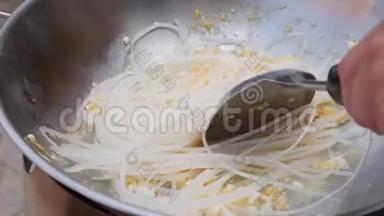 面条和鸡蛋在炒锅里。 一步一步的烹饪垫泰国菜。 泰国菜。 特写镜头。 4k