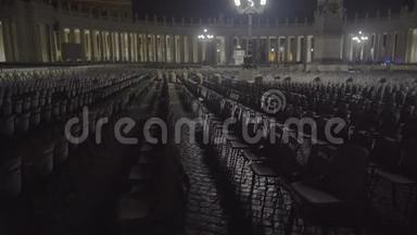 在圣彼得广场为参加罗马<strong>天主教堂</strong>的人们提供许多椅子