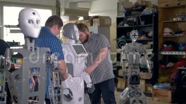 年轻的工程师在车间工作室制作机器人。