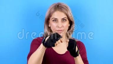 女人在运动手套里练习跆拳道