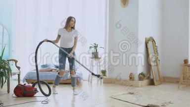 年轻女子在家里用吸尘器<strong>打扫房间</strong>，跳舞唱歌