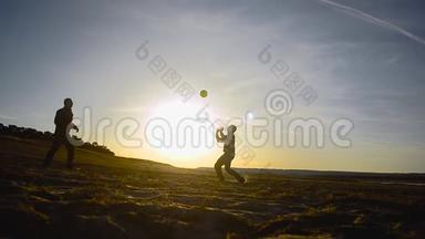 春天的傍晚<strong>沙滩</strong>排球，<strong>阳光</strong>明媚的一天，在<strong>沙滩</strong>上训练男子排球。