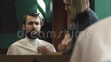 理发师在理发店为病人理发做准备